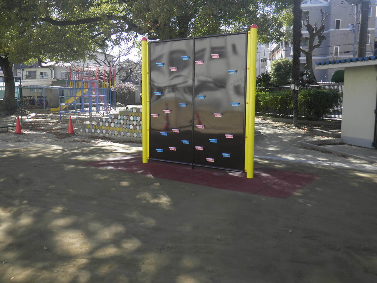 木川南小学校クライミングボード設置工事